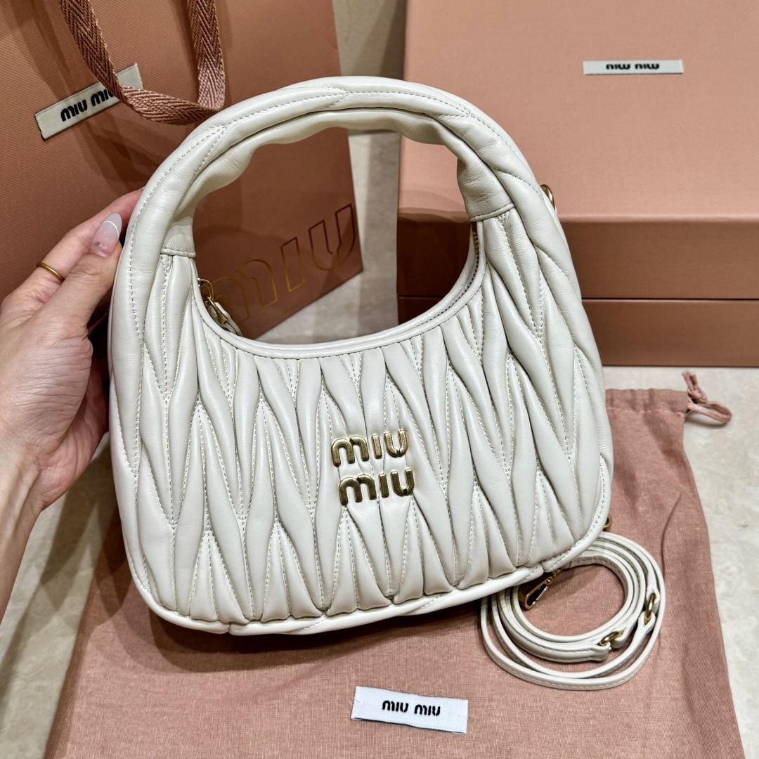 최고퀄 미우미우 완더 마테라쎄 나파 가죽 호보 백 화이트